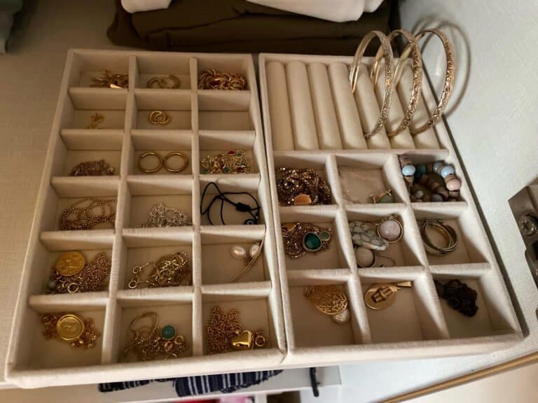 Organisateur bijoux dorés rangés dans un tiroir.