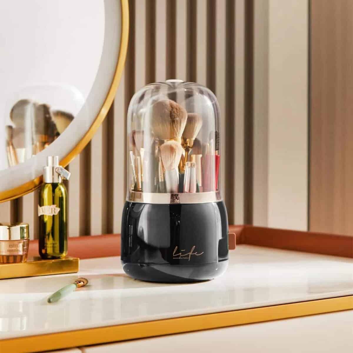 Organisateur pinceaux maquillage en verre avec base noire élégante.